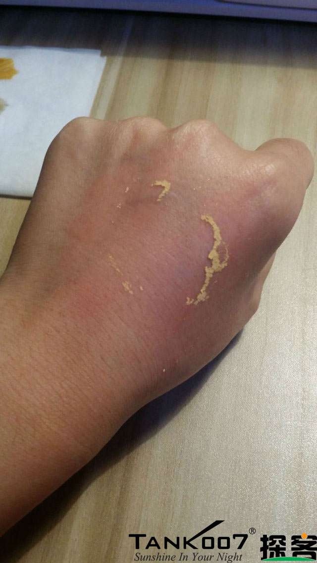客户买了紫光手电验荧光剂，先拿面膜大姨妈巾开刀 