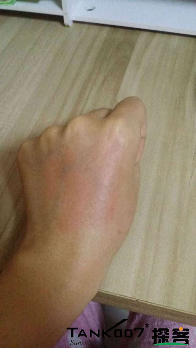 客户买了紫光手电验荧光剂，先拿面膜大姨妈巾开刀 