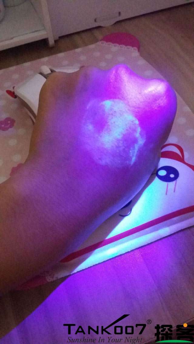 客户买了紫光手电验荧光剂，先拿面膜大姨妈巾开刀 