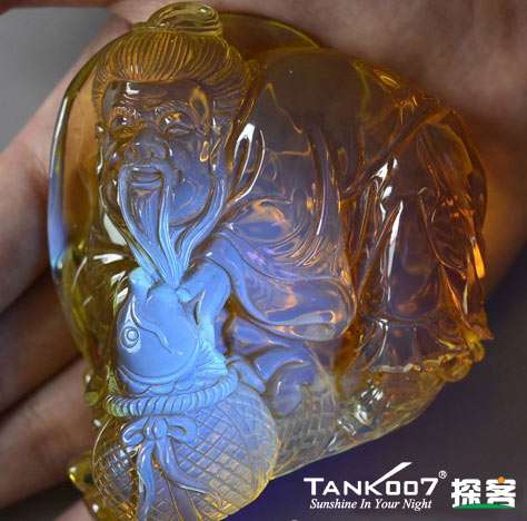 网上用紫光手电鉴定琥珀的帖子这么多，哪个是真假？
