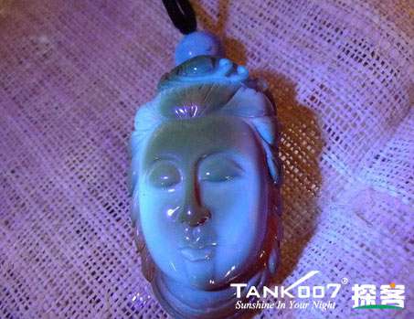 网上用紫光手电鉴定琥珀的帖子这么多，哪个是真假？